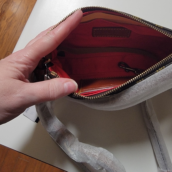 Dooney & Bourke Crossbody Bag. - Picture 3 of 5